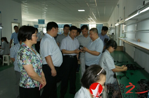 　　在縣委副書記、縣長崔華鋒和市縣財政部門的陪同下，張洪斌一行到神州實業(yè)電子科技產(chǎn)業(yè)園深入了解企業(yè)生產(chǎn)銷售發(fā)展情況