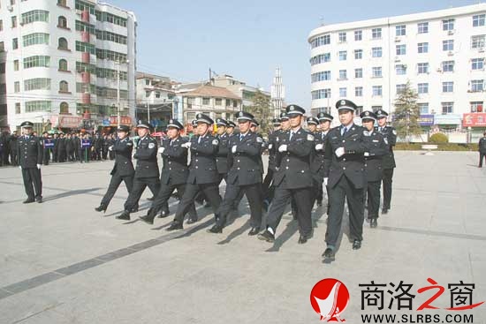 近日，城關(guān)派出所開展民警大練兵，使全體民警以飽滿的精神投入到工作中。