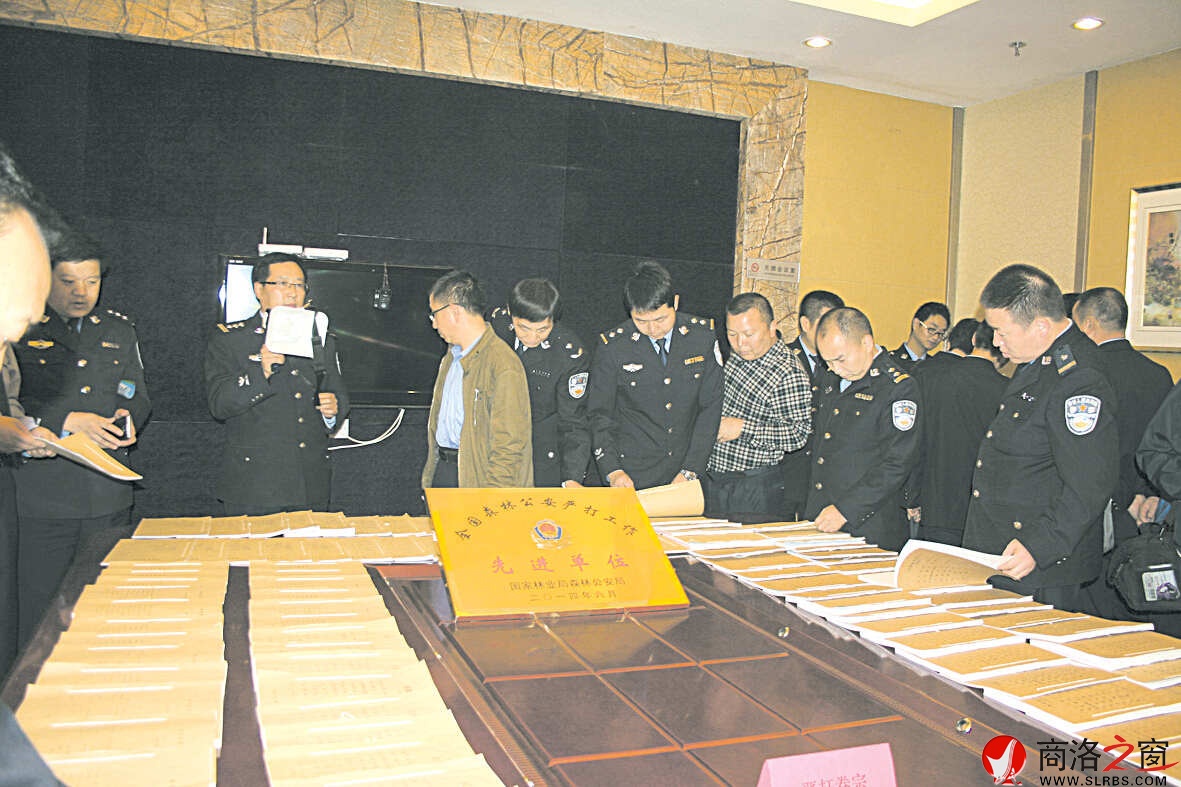 市林業(yè)局黨組成員、市森林公安局局長(zhǎng)、市森林防火指揮部辦公室主任劉剛向出席全省森林公安執(zhí)法辦案現(xiàn)場(chǎng)觀摩和執(zhí)法工作座談會(huì)代表介紹我市森林公安執(zhí)法辦案情況