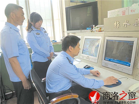 上班期間，蔡濤和民警必須目不轉(zhuǎn)睛地看著監(jiān)控，密切關(guān)注看押人員的動(dòng)向。