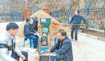 萬物競春時 菇農(nóng)生產(chǎn)忙