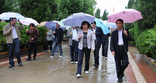 副縣長(zhǎng)郭菊賢冒雨檢查城鄉(xiāng)學(xué)校災(zāi)情