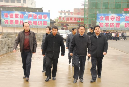 李選良來(lái)丹鳳中學(xué)檢查指導(dǎo)學(xué)校創(chuàng)衛(wèi)工作