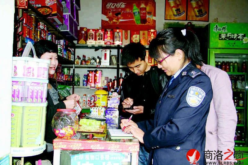 4月15日，雷朝霞在轄區(qū)走訪群眾