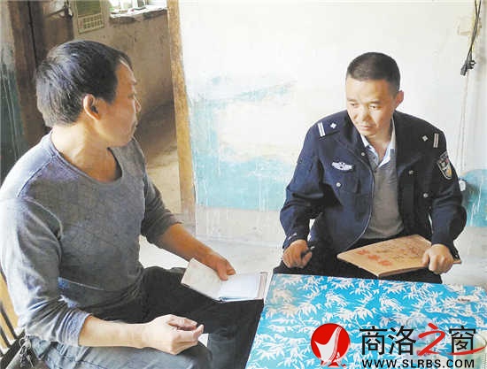 程曉明在巡邏過程中，每當(dāng)遇到小商小販時(shí)，都會(huì)停下來與他們閑聊，從而獲得一些有價(jià)值的信息。