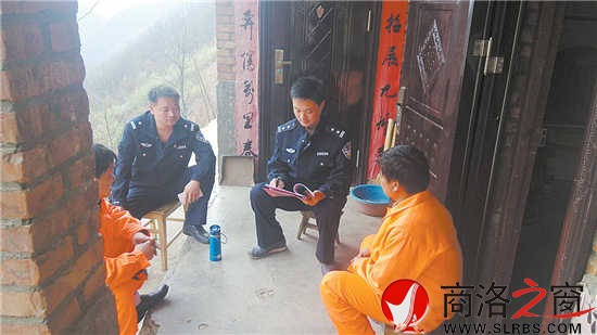 汪義軍在小嶺鎮(zhèn)陜銀礦民爆庫房與工作人員了解情況，進(jìn)行安全檢查。