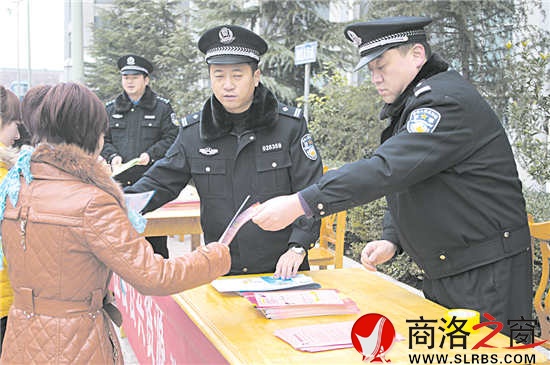 春節(jié)過后，趁著農(nóng)民工返鄉(xiāng)，鄭博與同事深入園區(qū)進行普法宣傳。