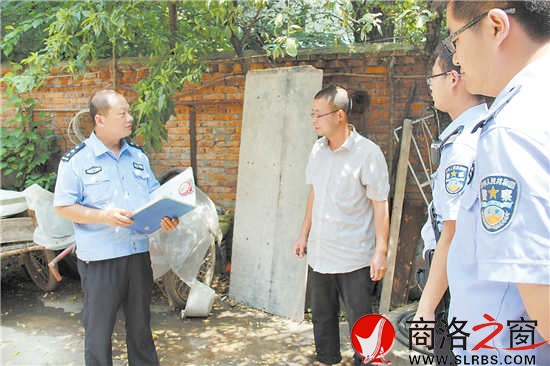 處理家庭、鄰里之間的矛盾糾紛成為薛向珺(左一)日常工作的重要內(nèi)容。