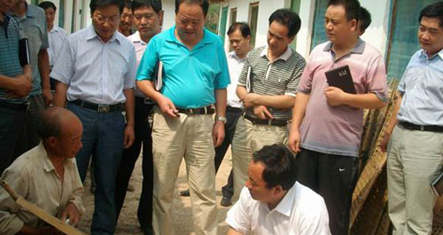 縣委書記雷二虎來(lái)景村調(diào)研主導(dǎo)產(chǎn)業(yè)