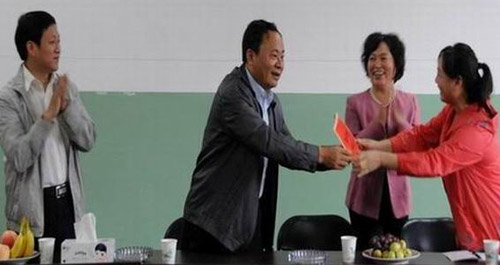 縣委書記雷二虎深入城區(qū)部分學(xué)校慰問教職工