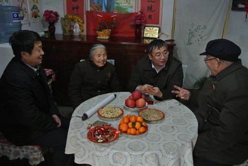 洛南副縣長王宇鵬慰問困難群眾、黨員、烈士家屬和勞模