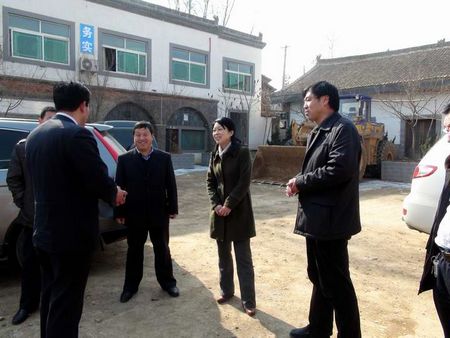吳愛(ài)武看望慰問(wèn)過(guò)境公路拆遷戶和工程建設(shè)處監(jiān)理處工作人員