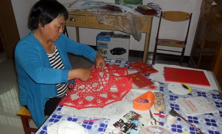 洛南：巧手剪出盛世圖