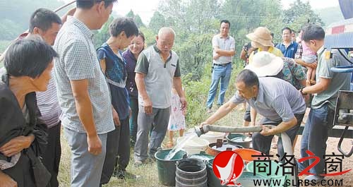 水務(wù)局抗旱服務(wù)隊(duì)及時(shí)送水到村戶