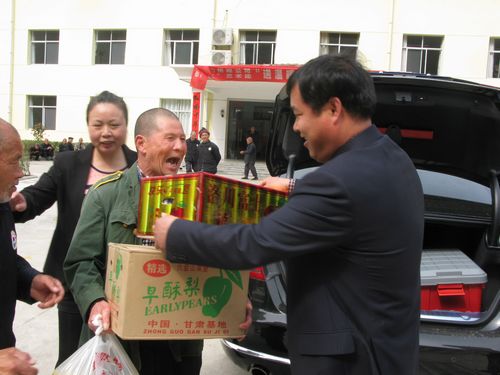 鎮(zhèn)安：從窮小子到愛心企業(yè)家