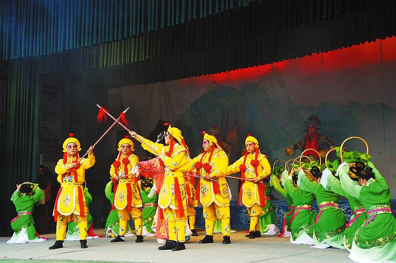 送戲下鄉(xiāng) 扶志扶智