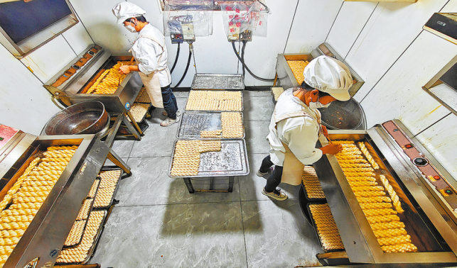 線(xiàn)上線(xiàn)下聯(lián)動(dòng) 麻花走俏市場(chǎng)