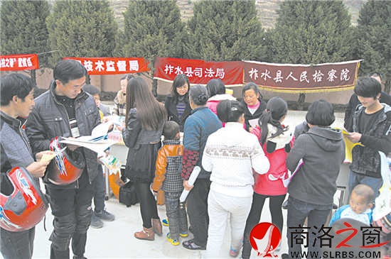 圖為柞水縣瓦房口鎮(zhèn)普法大集活動(dòng)現(xiàn)場