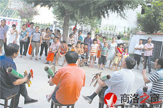 柞水縣率先在全省建立了以葉家灣為典范的法治文化大院，圖為葉家灣文化大院里的法治漁鼓表演現(xiàn)場。