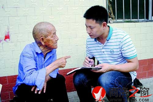 2008年的時(shí)候，余傳信接受當(dāng)?shù)孛襟w采訪。