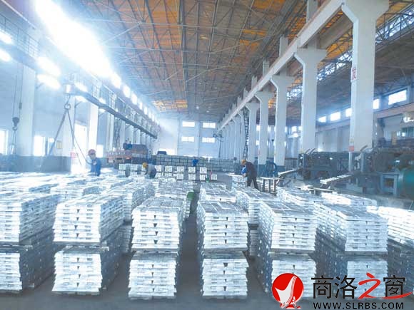 我市外貿(mào)骨干企業(yè)&mdash;&mdash;商洛煉鋅廠生產(chǎn)的鋅錠。