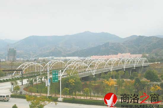 進(jìn)入園區(qū)的西商二線引線及丹江大橋，使園區(qū)與高速實(shí)現(xiàn)零距離。