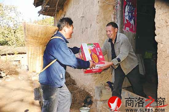 為出行不便老人送物資