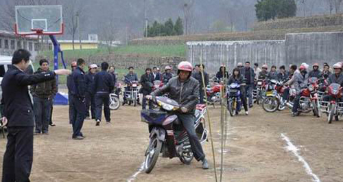 摩托車駕照考試下鄉(xiāng)了