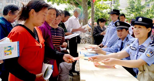 丹鳳公安局組織民警進行預(yù)防電信詐騙宣傳