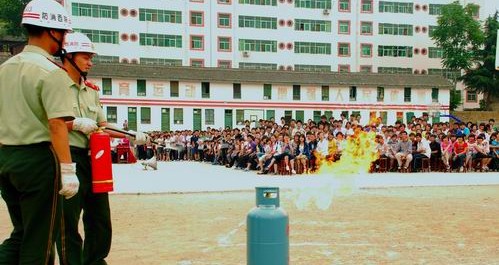 洛南西關(guān)中學(xué)開展消防安全知識進(jìn)校園活動(dòng)