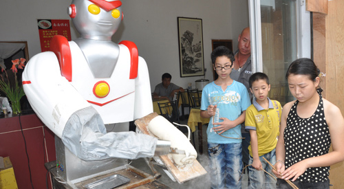 洛南縣餐館推出“機器人刀削面”