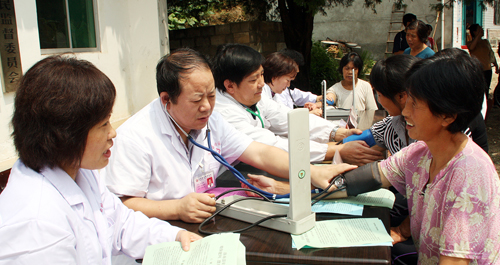 洛南縣婦保院開展“愛心義診”活動