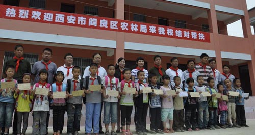 西安市閻良區(qū)農(nóng)林局到鎮(zhèn)安縣獻(xiàn)愛心