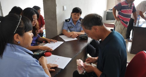 丹鳳勞動保障監(jiān)察大隊為農(nóng)民工追討工資36萬元