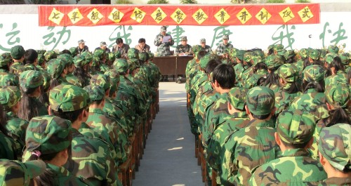 洛南巡檢中學(xué)開展“國(guó)防啟蒙教育集訓(xùn)”活動(dòng)