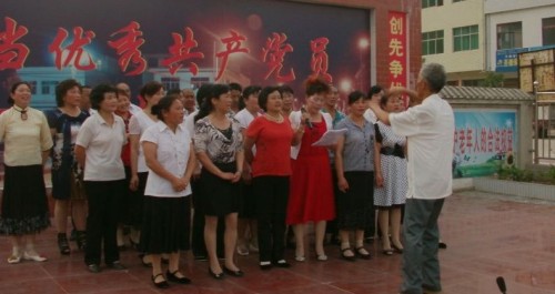 商南縣試馬鎮(zhèn)“夕陽(yáng)紅”樂隊(duì)為群眾搭起“精神樂園”