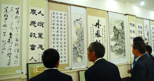 丹鳳舉行迎國慶新農(nóng)村建設(shè)書畫展