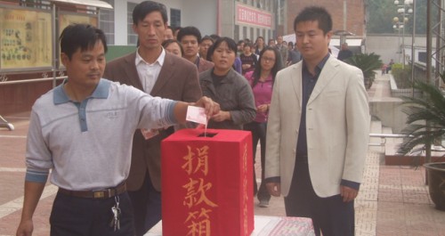 商南縣職中師生為身患重癥的劉麗老師捐款2.18萬(wàn)元