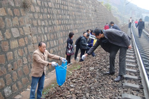 丹鳳法院以實(shí)際行動(dòng)支持創(chuàng)衛(wèi)工作