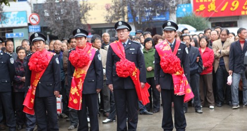 柞水隆重歡迎赴新疆抓捕逃犯專(zhuān)案組凱旋