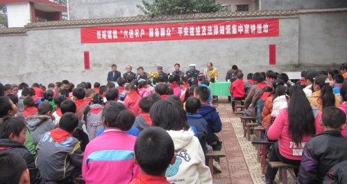 丹鳳法院鐵峪鋪法庭開(kāi)展送法進(jìn)校園活動(dòng)