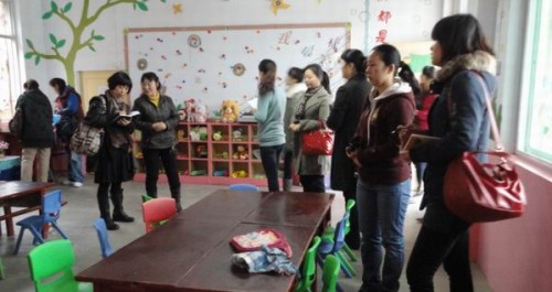 四軍醫(yī)大幼兒園來(lái)王澗幼兒園“攀親送禮”