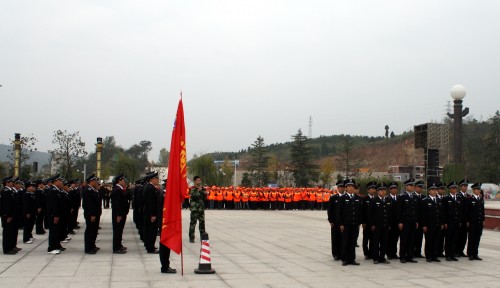 商南對城管執(zhí)法隊員進行軍訓(xùn)