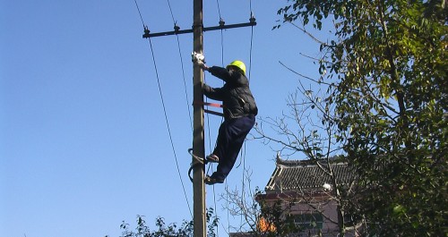 洛南柏峪寺電管站免費(fèi)為群眾更換下戶線