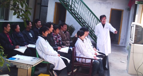 商南魏家臺(tái)組織鎮(zhèn)衛(wèi)生院醫(yī)生和所有村醫(yī)進(jìn)行培訓(xùn)