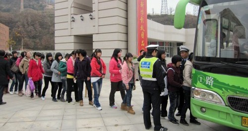 柞水交警調(diào)集12輛公交車護(hù)送1800多名學(xué)生回家