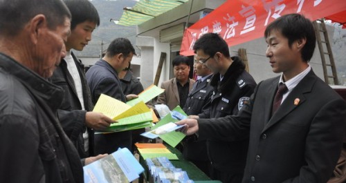 米糧鎮(zhèn)開展“送法進(jìn)村組”