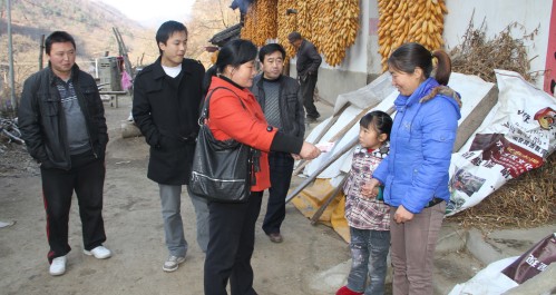 柞水：“嚴冬有情，計生送暖”