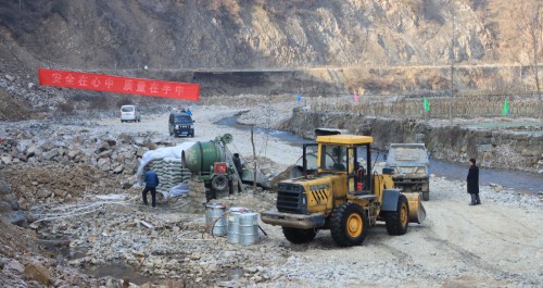 山陽加大對因災(zāi)毀壞道路的維修力度