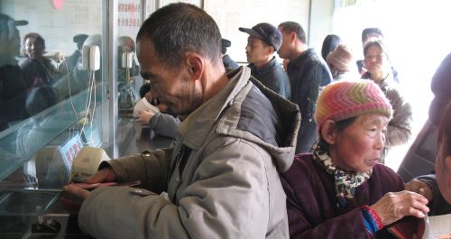 丹鳳縣棣花鎮(zhèn)群眾在當(dāng)?shù)匦庞蒙缗抨狀I(lǐng)取土地補貼